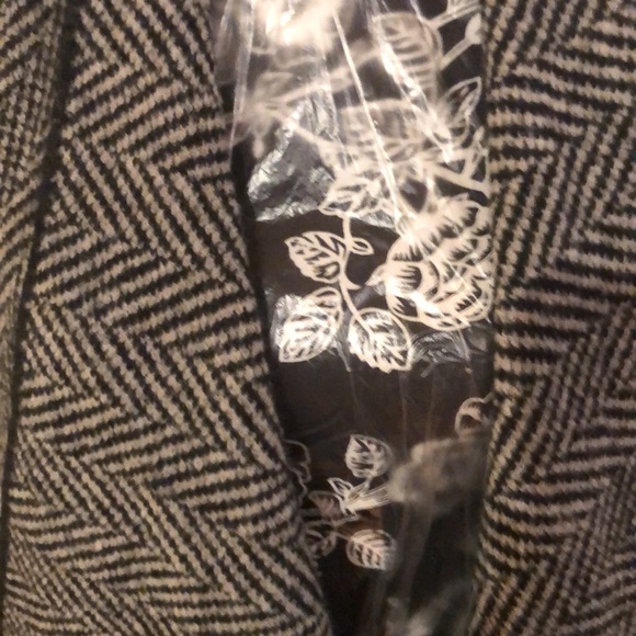 Rebecca Elliot size  medium black & white stripe knit vest with waterfall - Picture 6 of 10